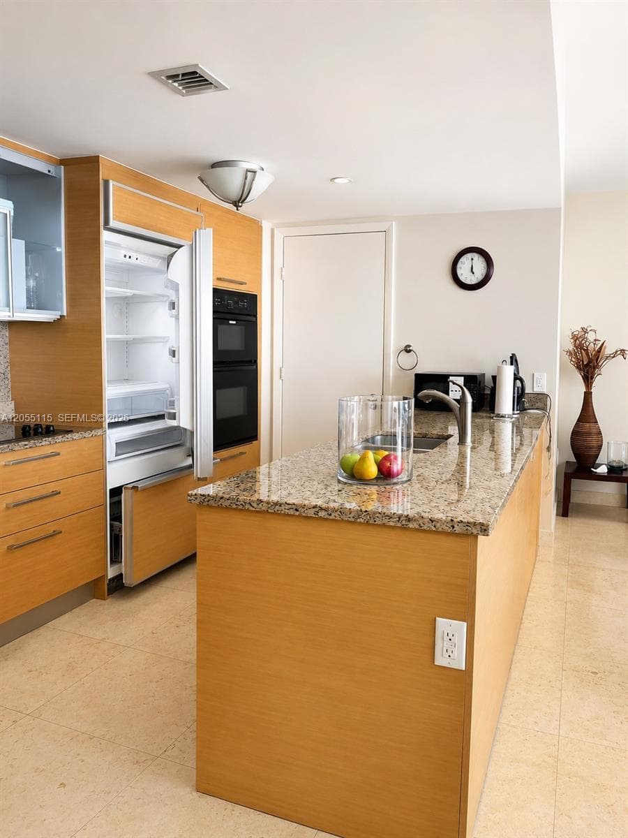 BEACH CLUB TWO CONDO · #1407 in Hallandale Beach - Photo 1