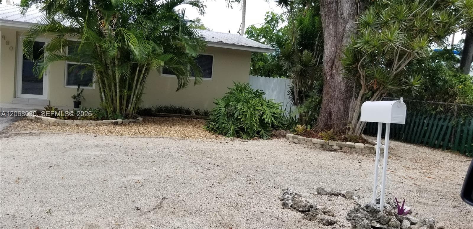 980 Oleander Rd photo 1