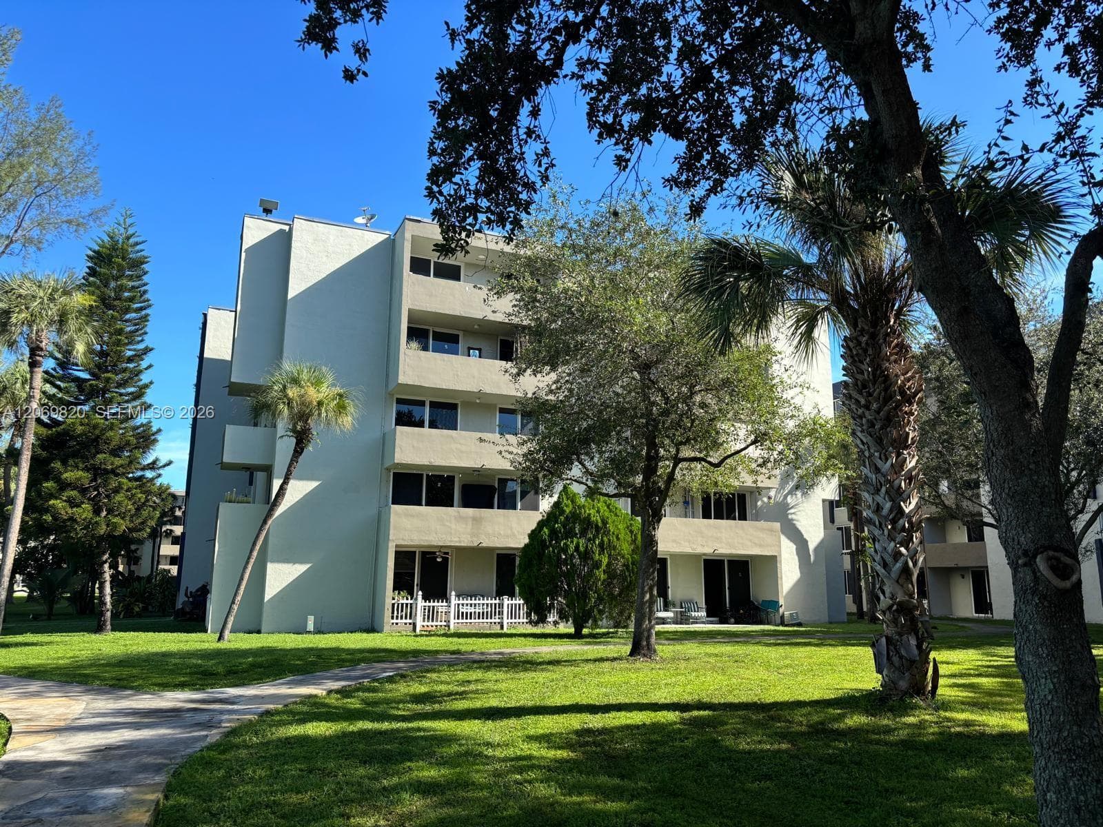SAMARI LAKE EAST CONDO · #1239 in Hialeah Gardens - Photo 1