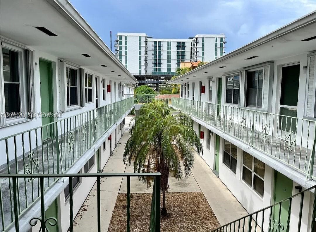 PALMVIEW CONDOMINIUM APAR · #8 in Hollywood - Photo 1
