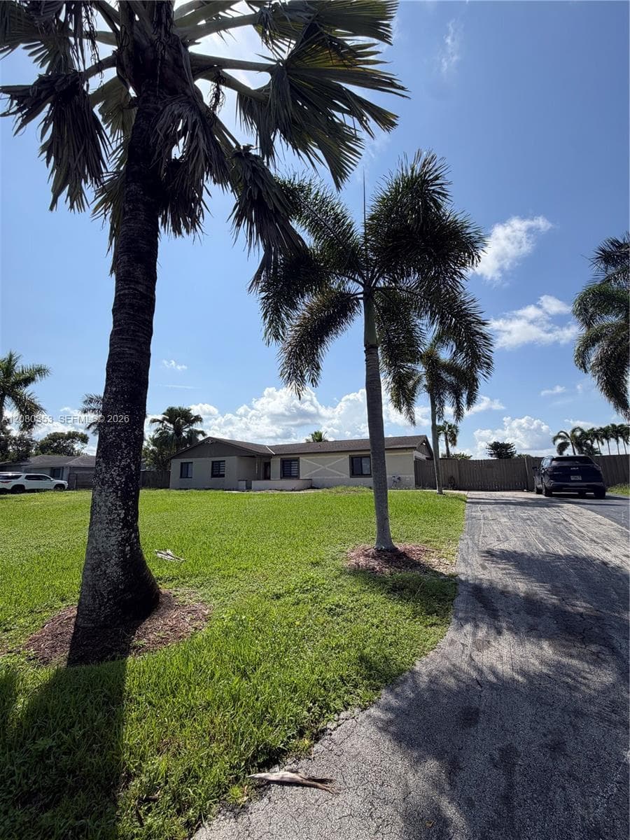 1422 NW 20th St photo 1
