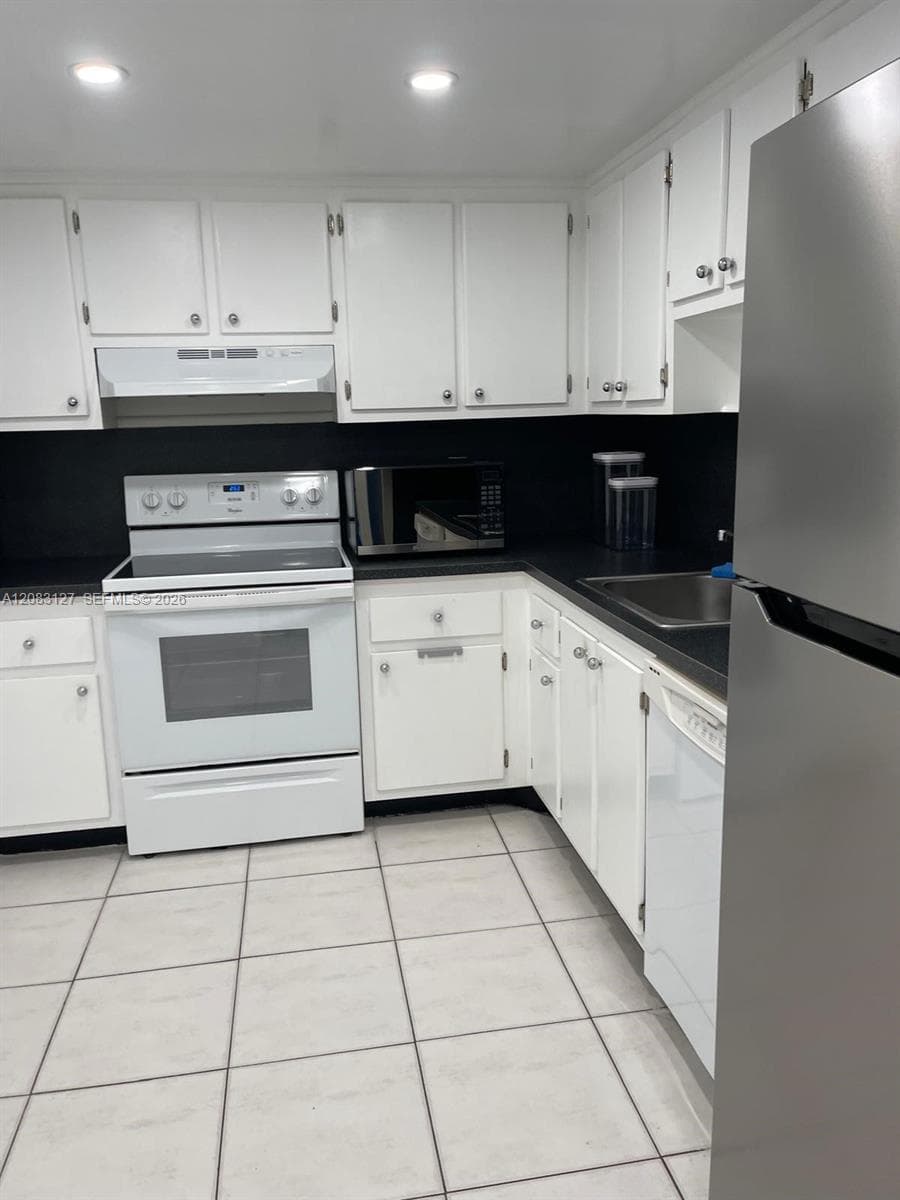 WILSHIRE CONDO · #803W in Miami - Photo 1