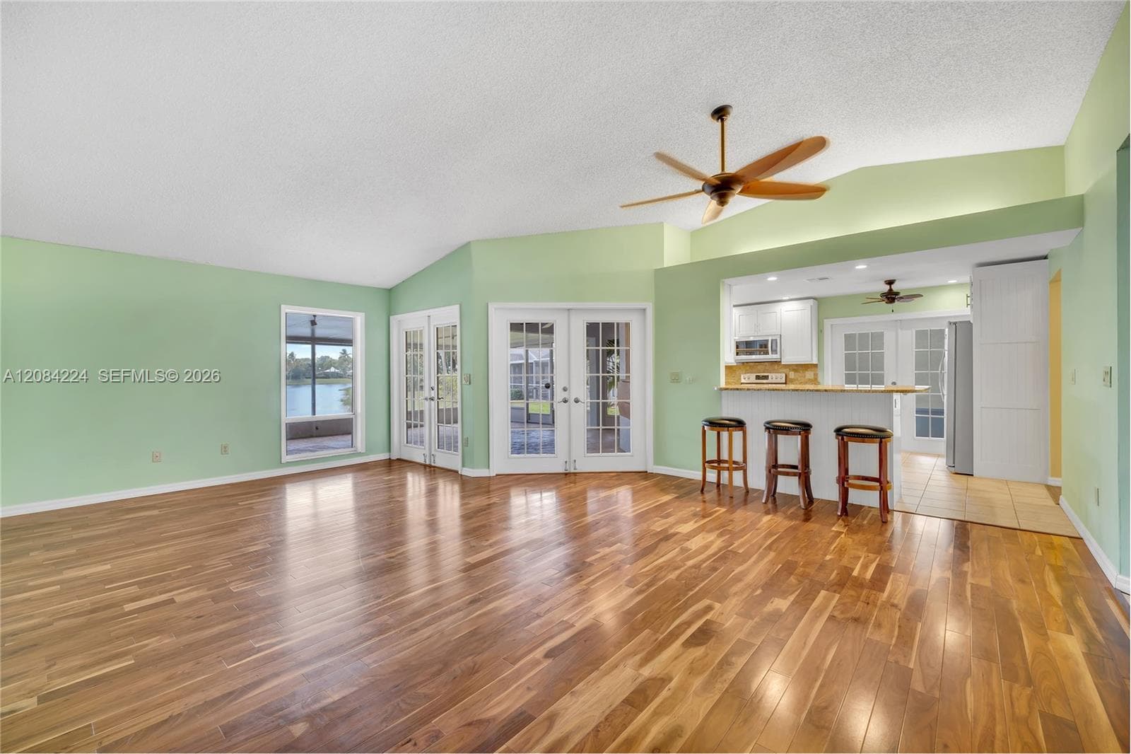 685 SE 25th Ln photo 1