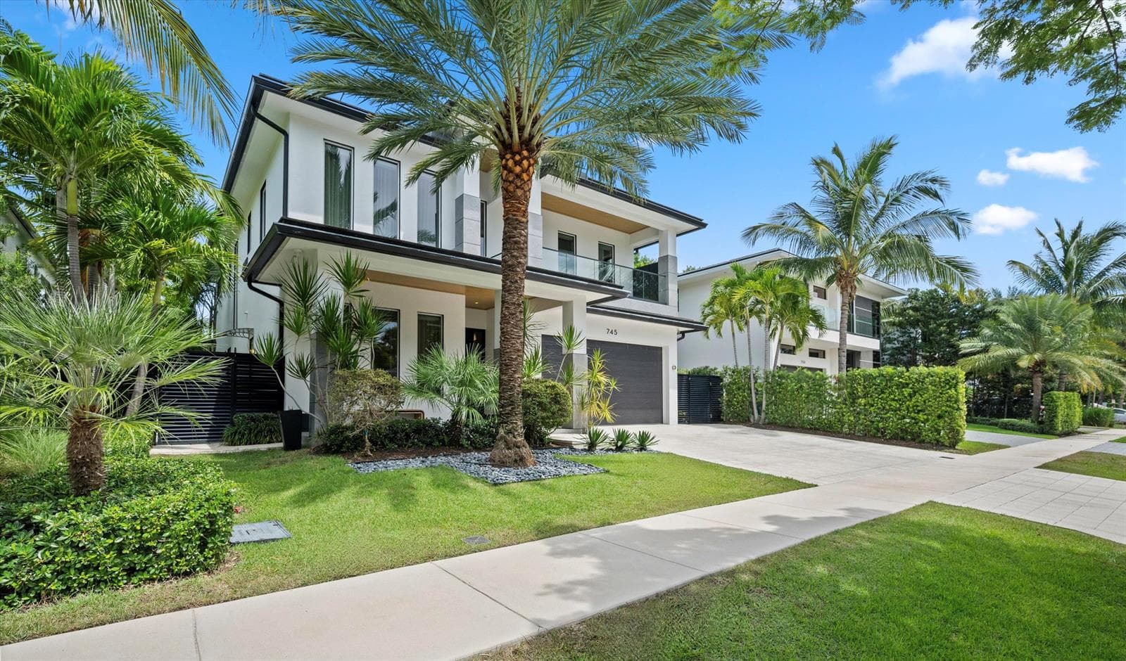 745 Park Drive W