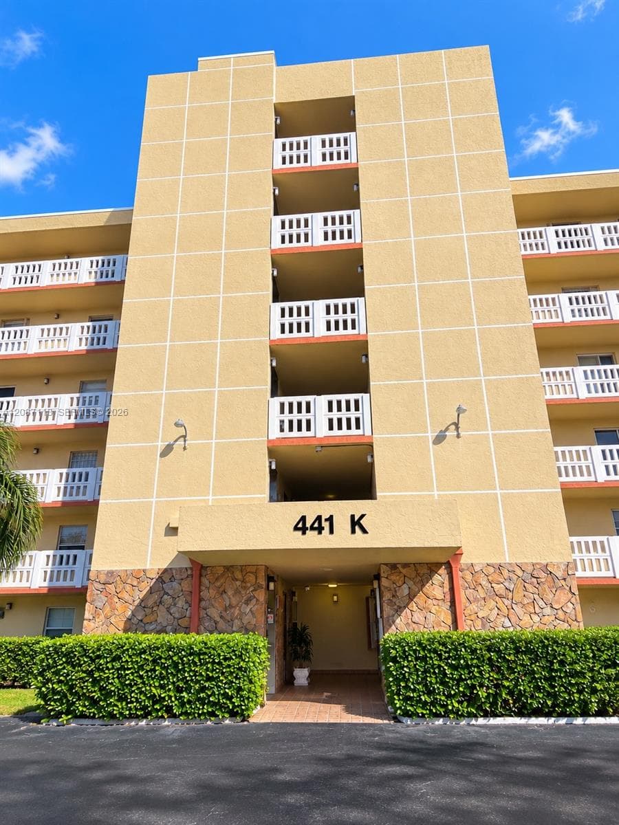 MEADOWBROOK LAKES VIEW CO · #408 in Dania Beach - Photo 1