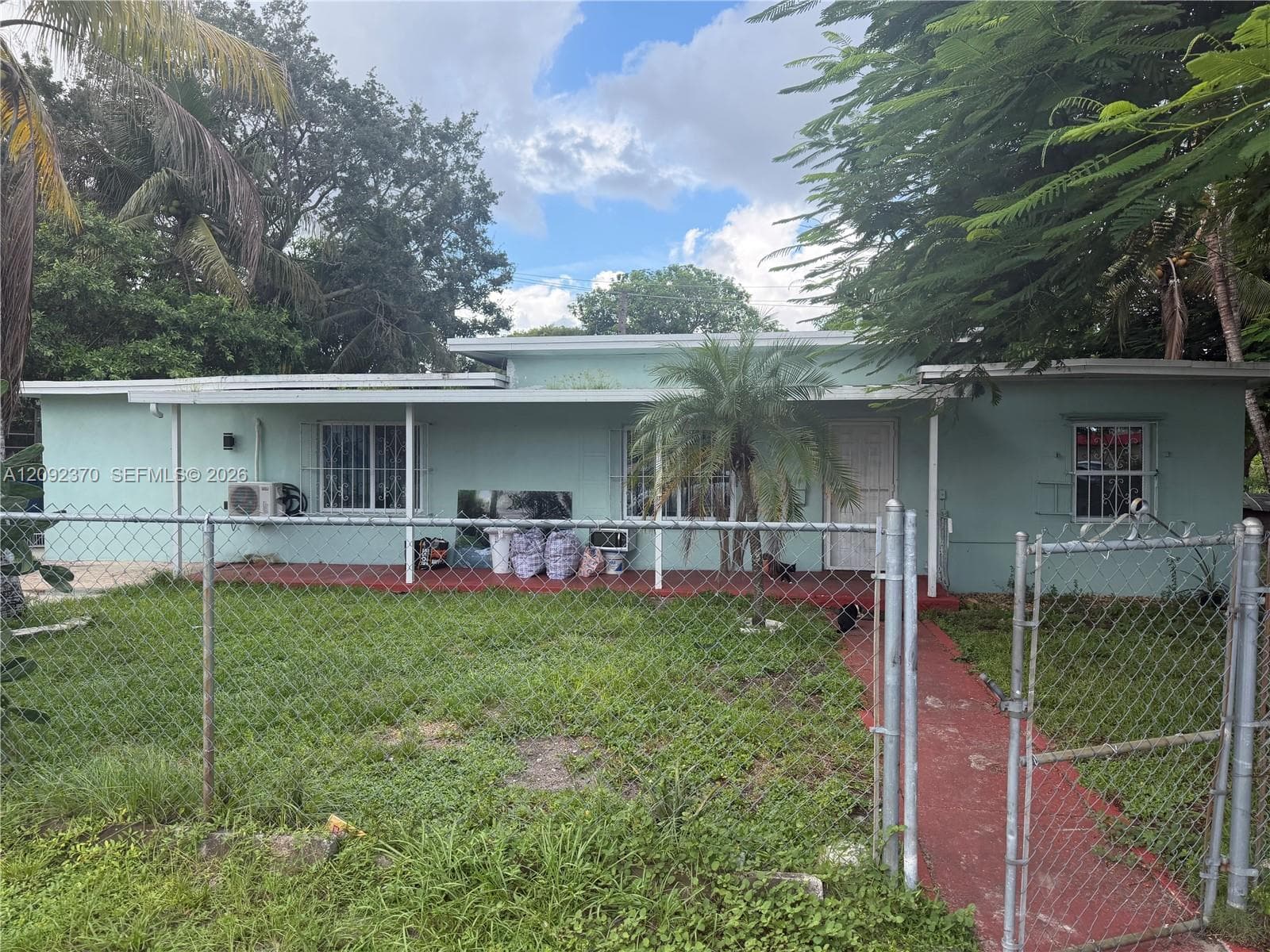 1091 Salih St photo 1