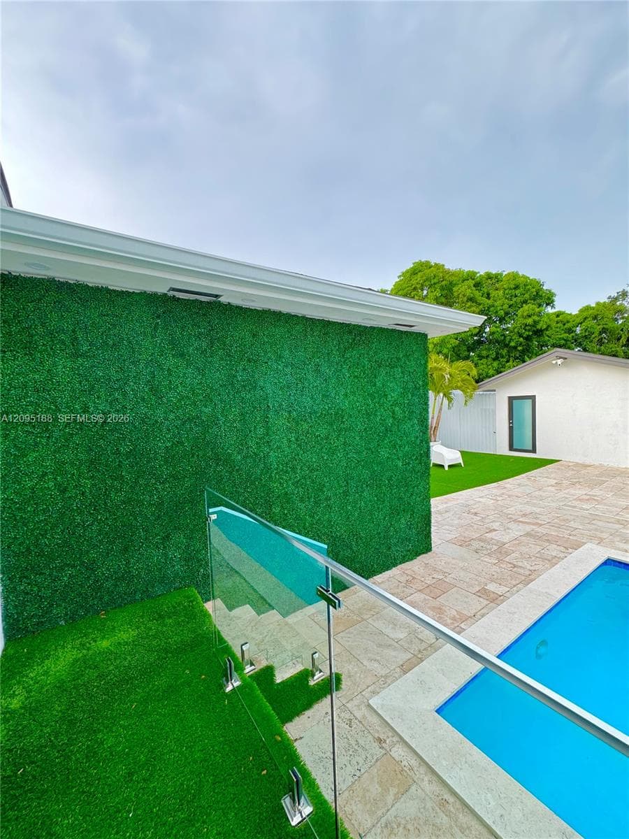 2121 SW 61st Ave photo 1