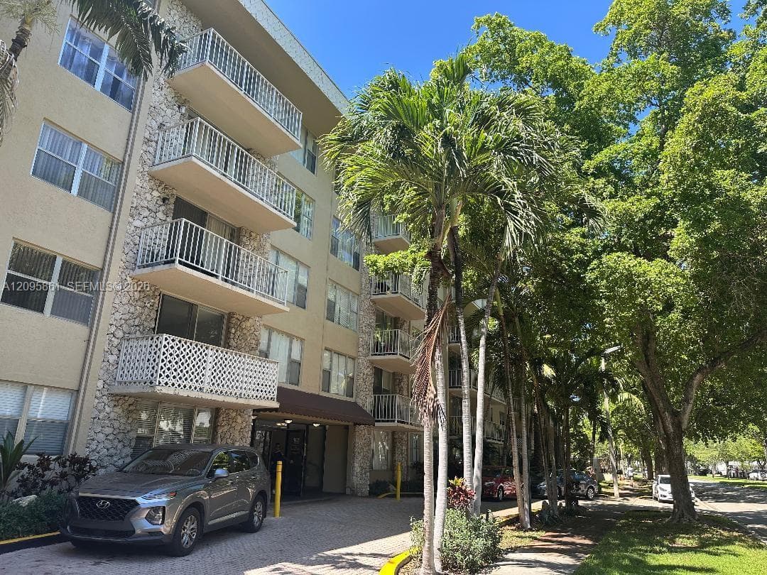BAYVIEW PALMS CONDO · #301 in North Miami - Photo 1