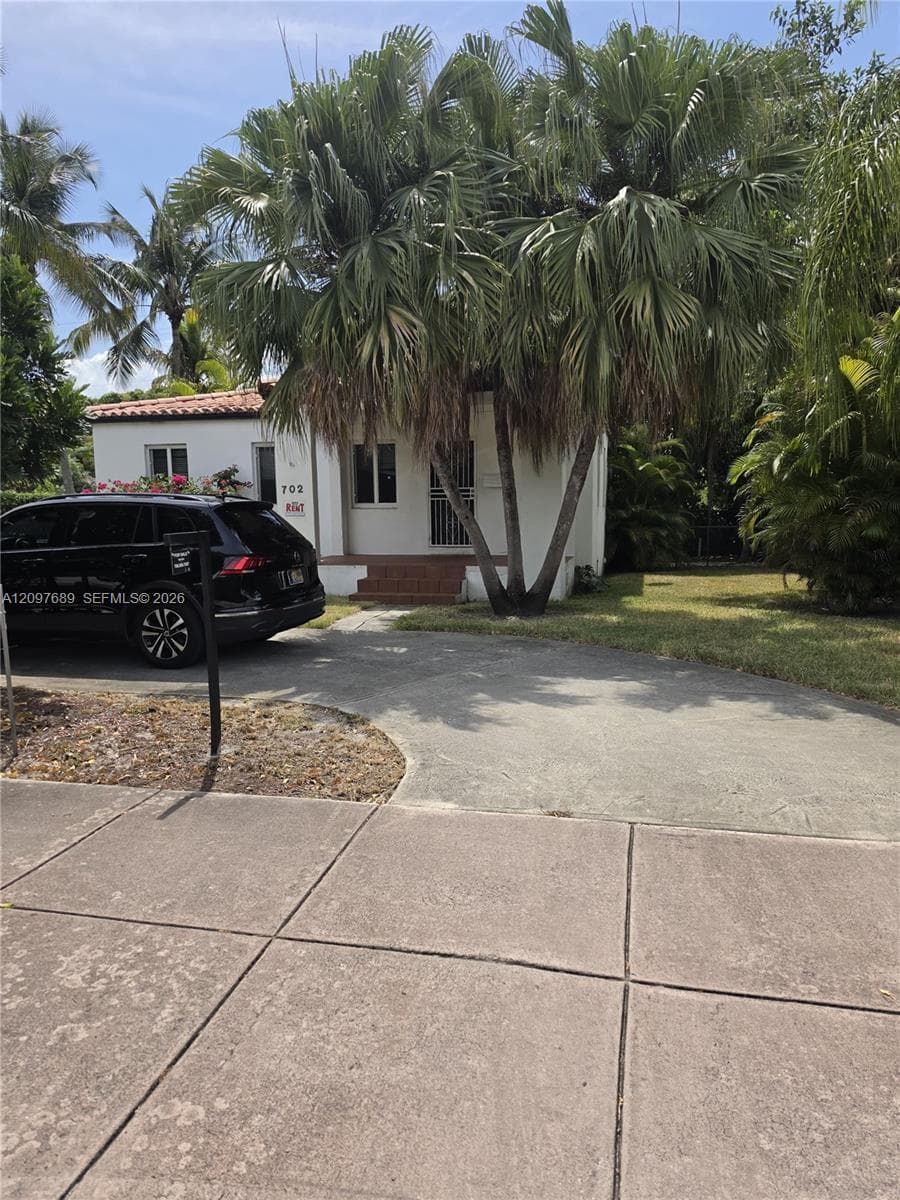 702 Boabadilla St photo 1
