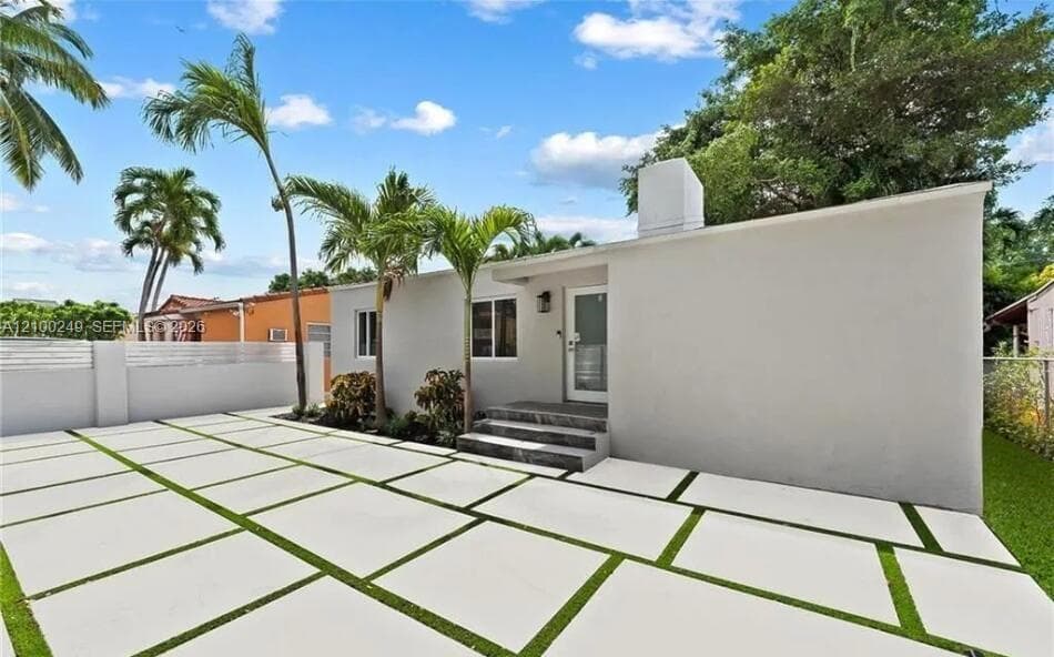 2810 SW 12th St photo 1