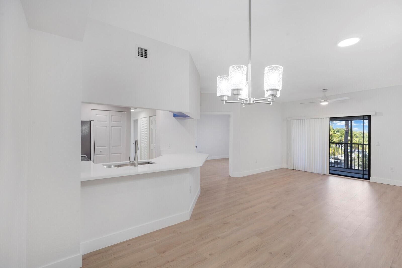 2724-305 DINING TO LIVING