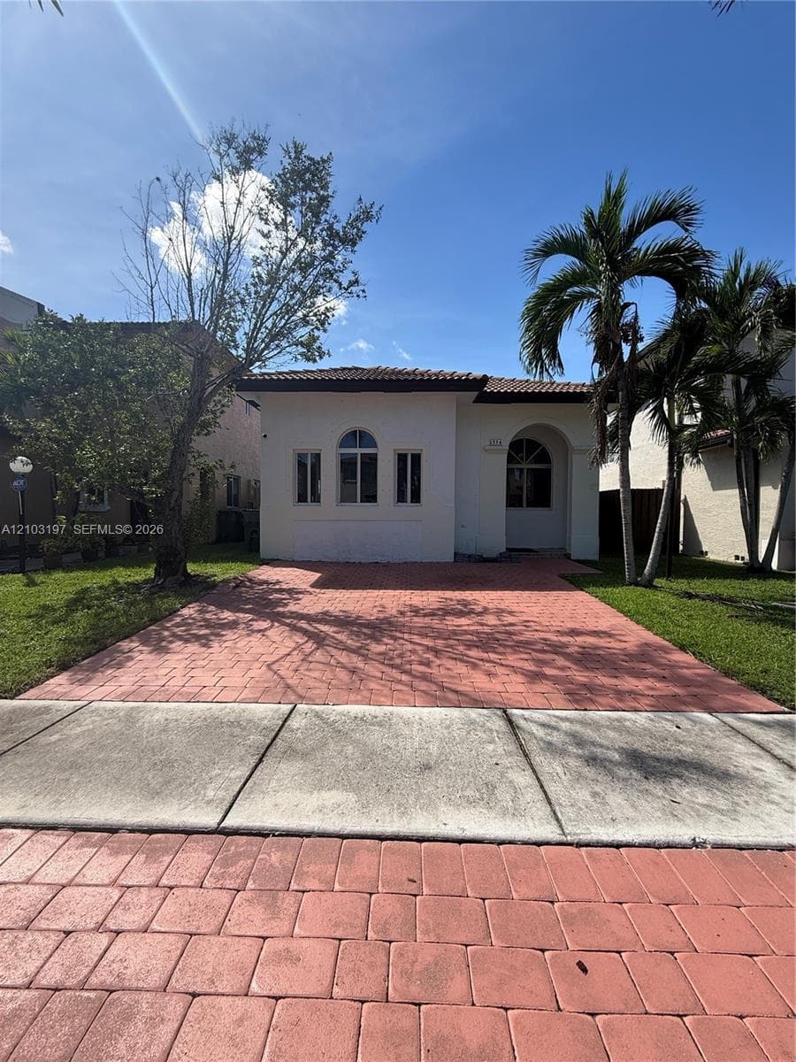2514 NE 41 photo 1