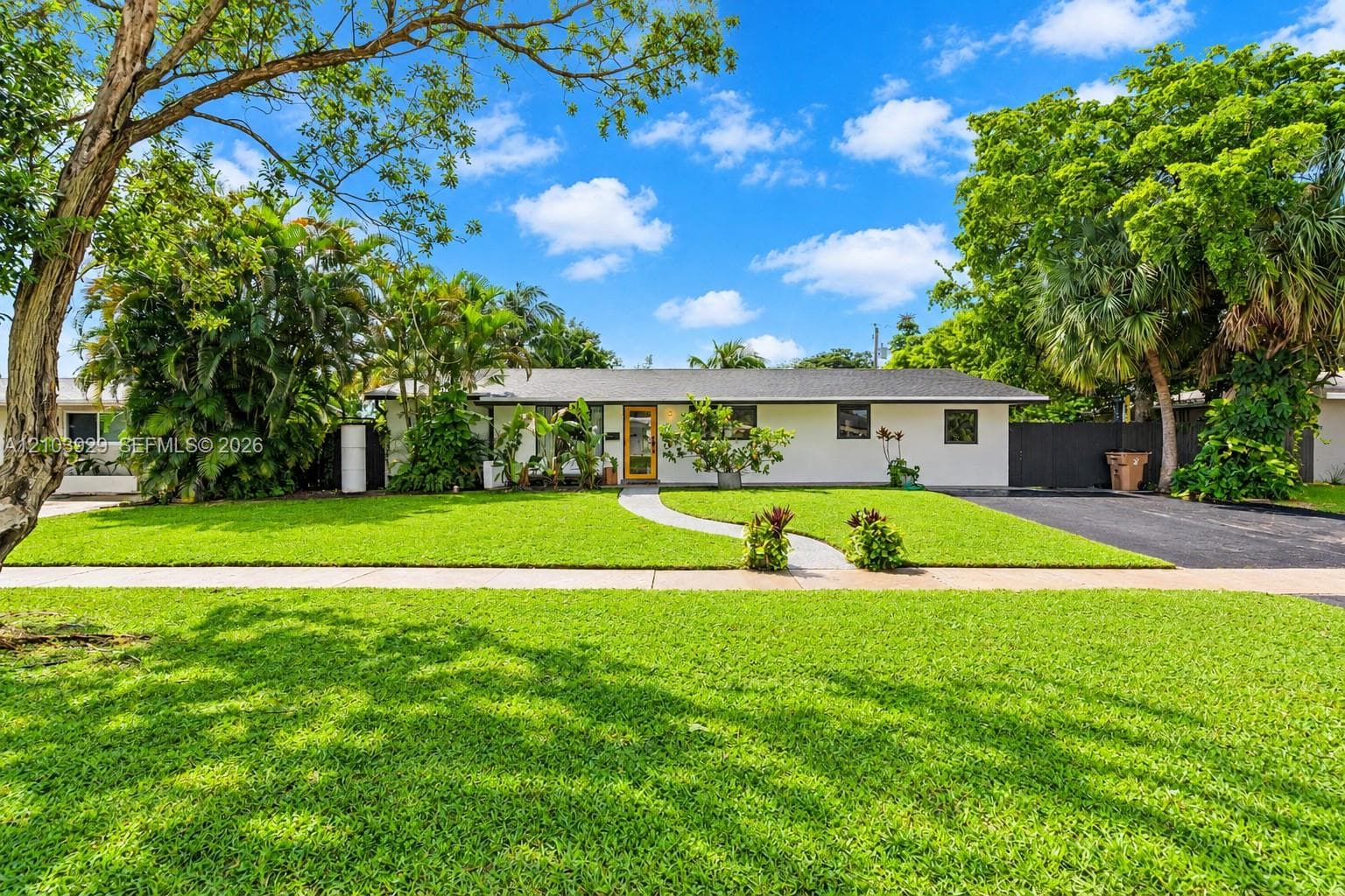 590 NW 38th Pl photo 1