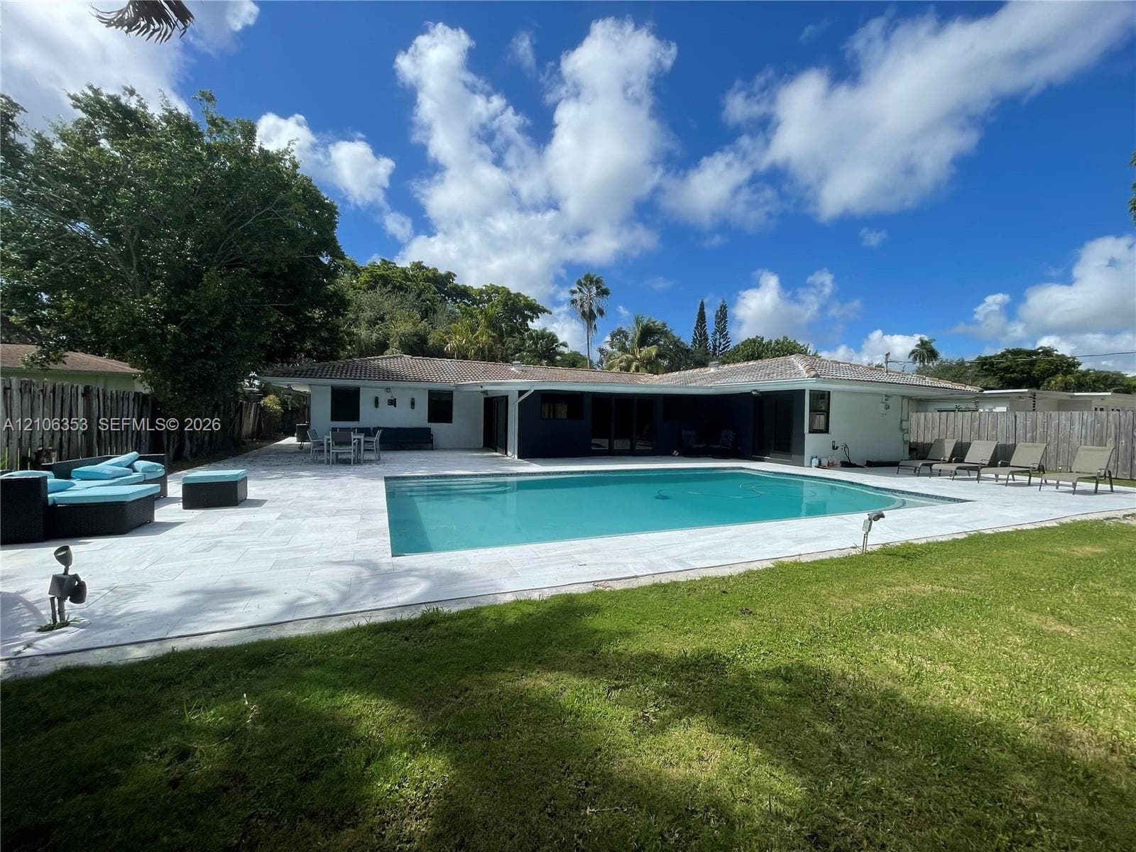 2115 Alamanda Dr photo 1