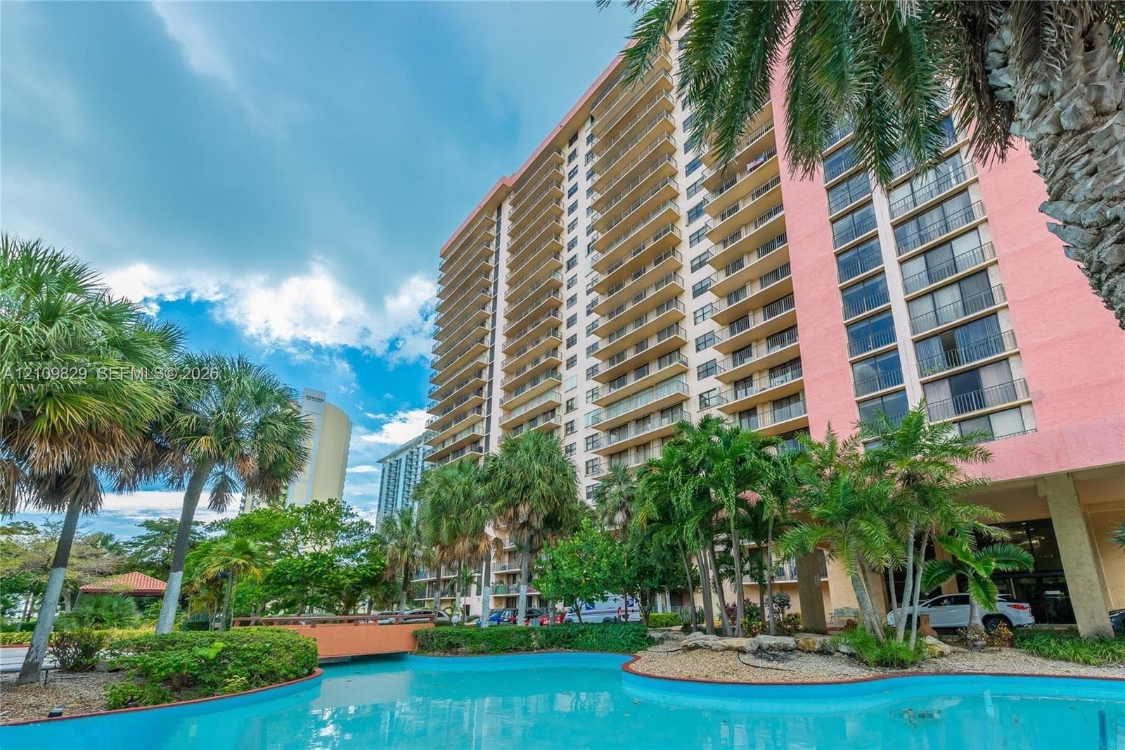 WINSTON TOWERS 600 CONDO #918