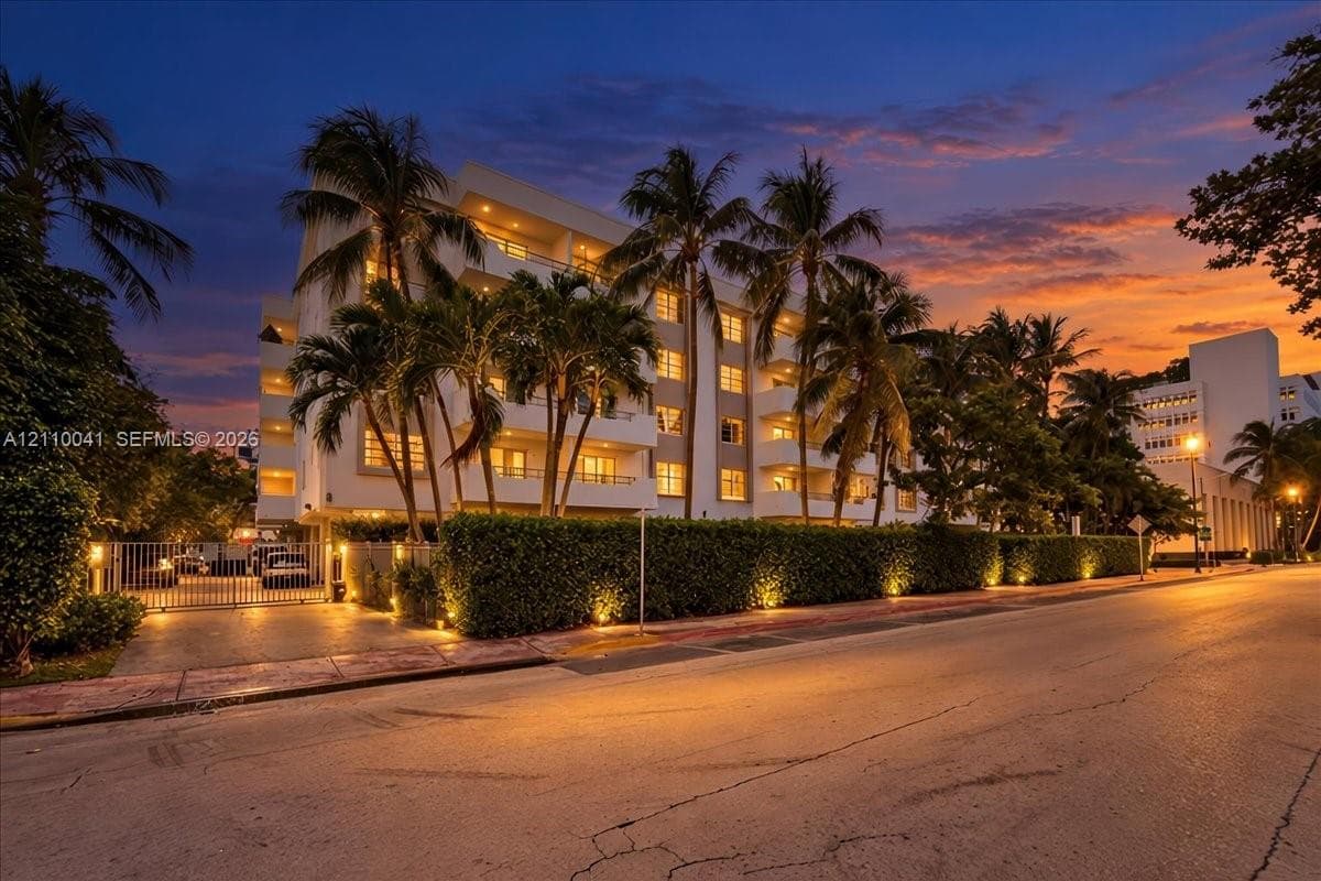 LINCOLN PLACE RESIDENCES #516